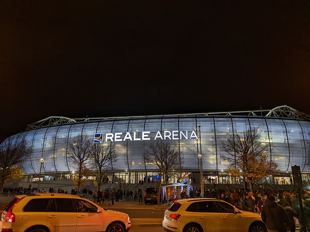 El estadio de Anoeta (Reale Arena) iluminado en un día de partido desde el exterior