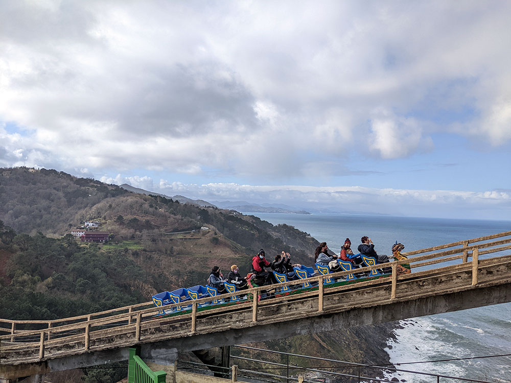 Vista de la costa desde la montaña rusa de Monte Suiza, en el parque temático Monte Igueldo de San Sebastián.