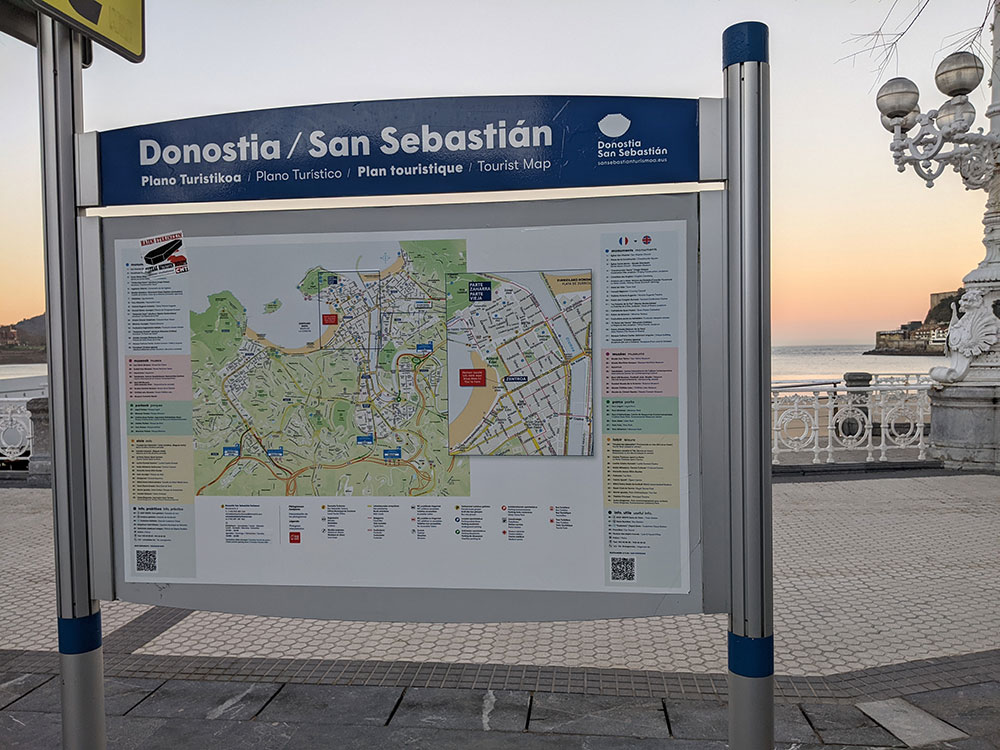 Mapa turístico de San Sebastián en la playa de la Concha