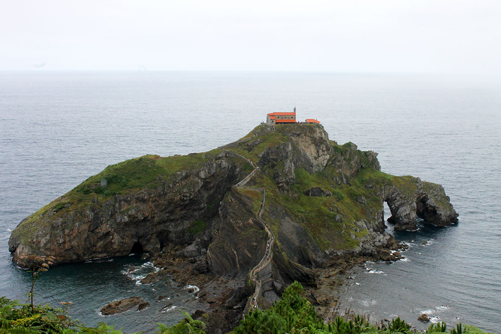 Vista de San Juan de Gaztelugatxe, la isla con escaleras excavadas en las rocas que la conectan con tierra firme.