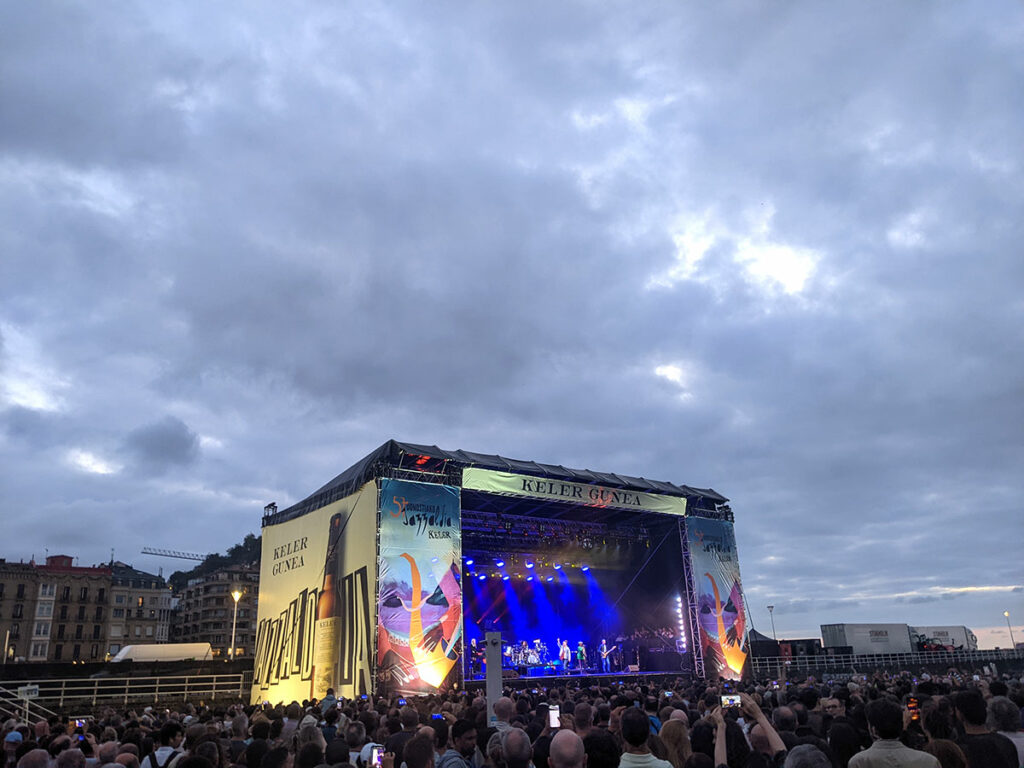 Escenario en la playa de la Zurriola para el Festival de Jazz de San Sebastián