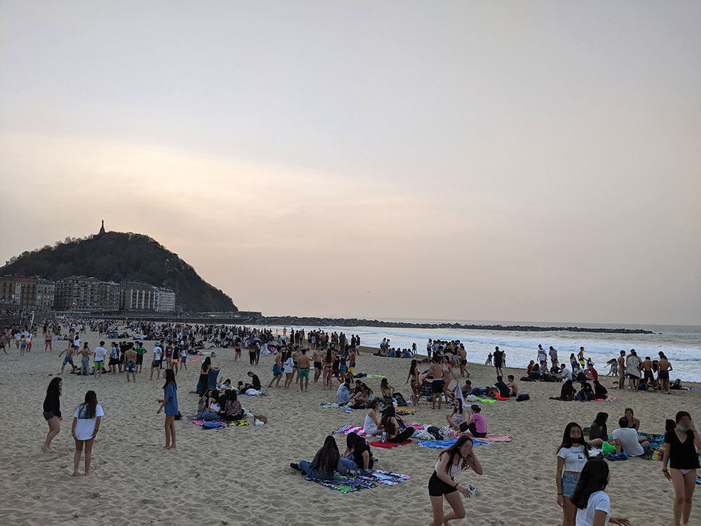 gente reunida en la playa de zurrola en san sebastian