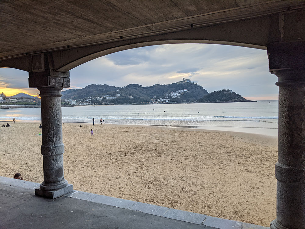 vista desde abajo del paseo de la concha en san sebastian