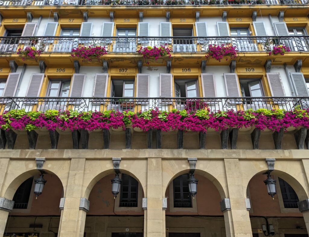 La colorida fachada de las casas de la plaza de la constitución en la parte vieja de San Sebastián