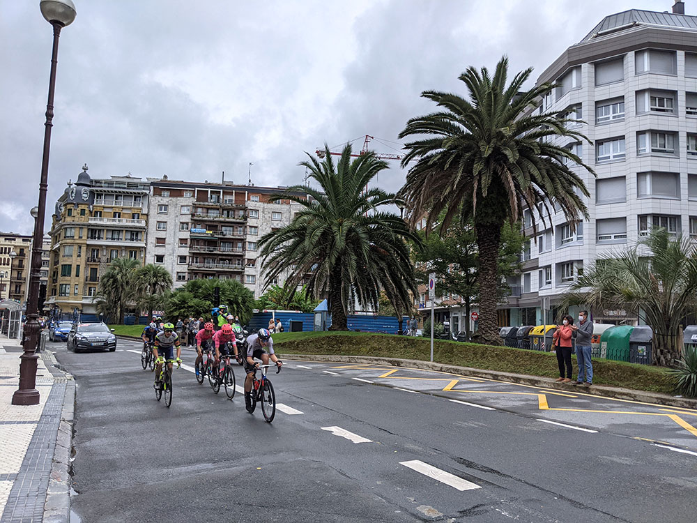 ciclista compitiendo en la Clásica Ciclista de San Sebastián