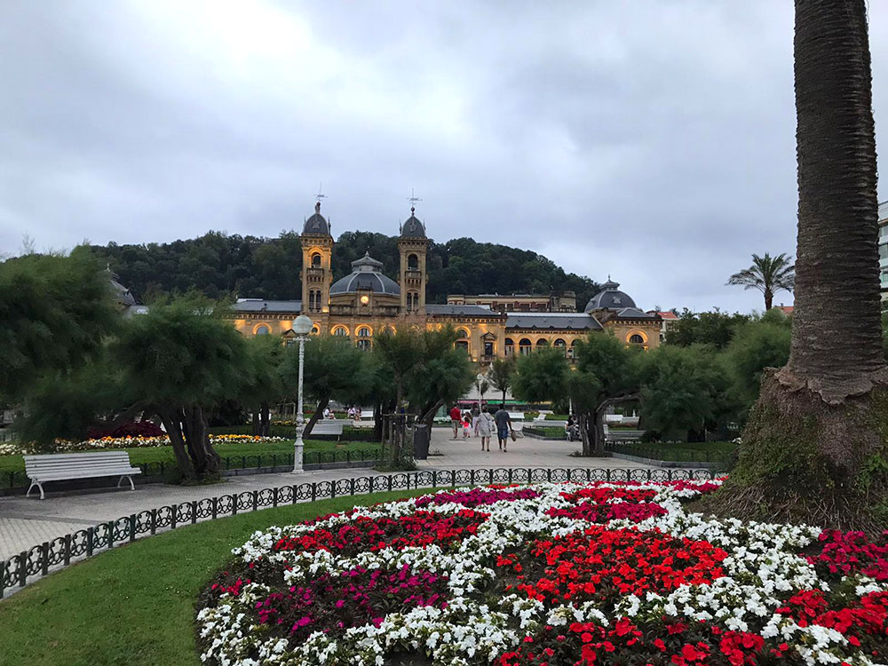  Vista del ayuntamiento de San Sebastián desde los jardinesAlderdi Eder  