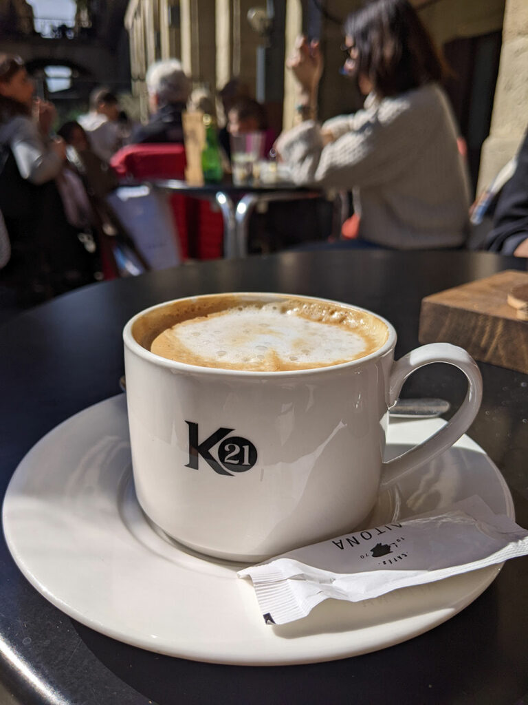 cafe desde la terraza de la plaza de la constitucion en la parte vieja de san sebastian