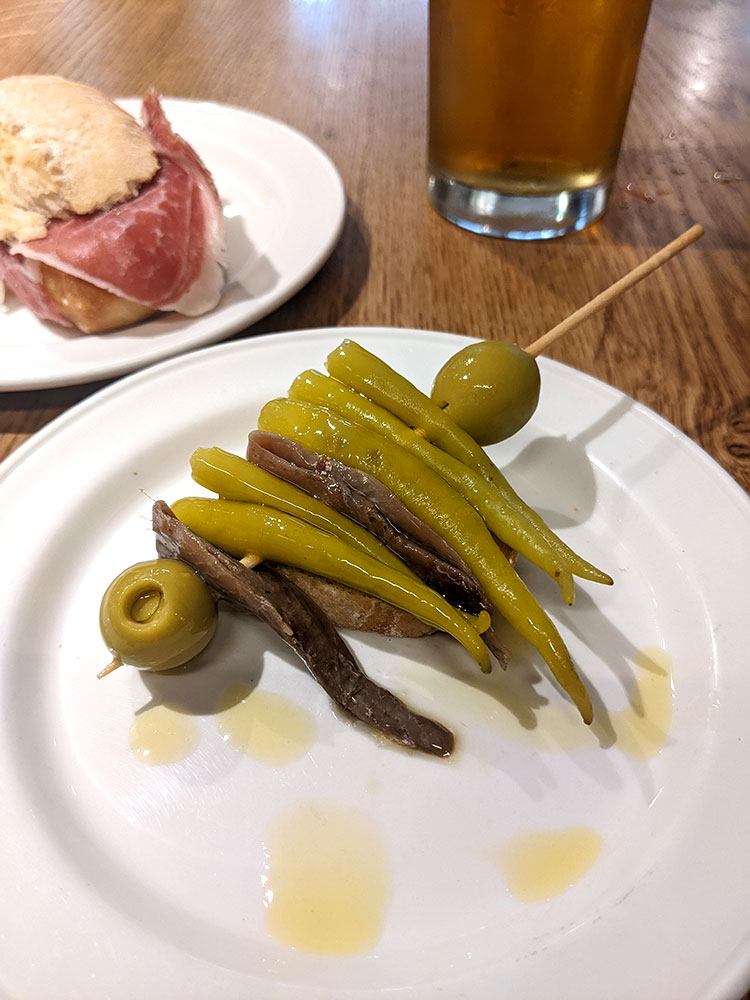 El famoso pintxo de gilda en san sebastian