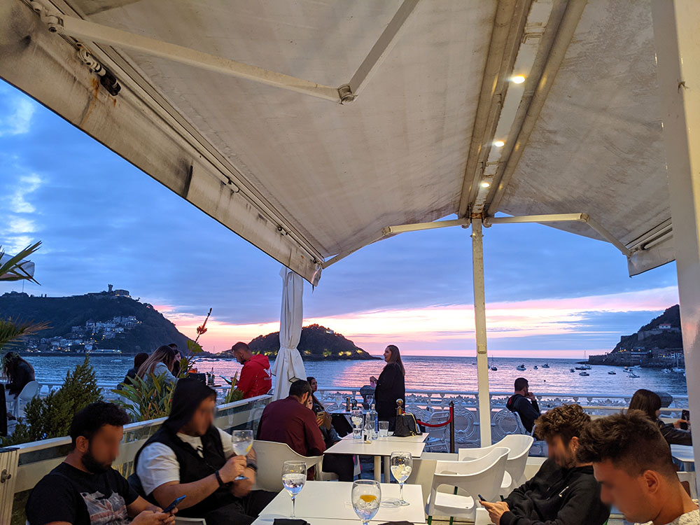 Contemplando la puesta de sol sobre la concha desde la Terraza de La Perla