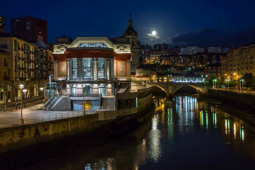 Vista nocturna del edificio del Mercado de La Ribera de Bilbao