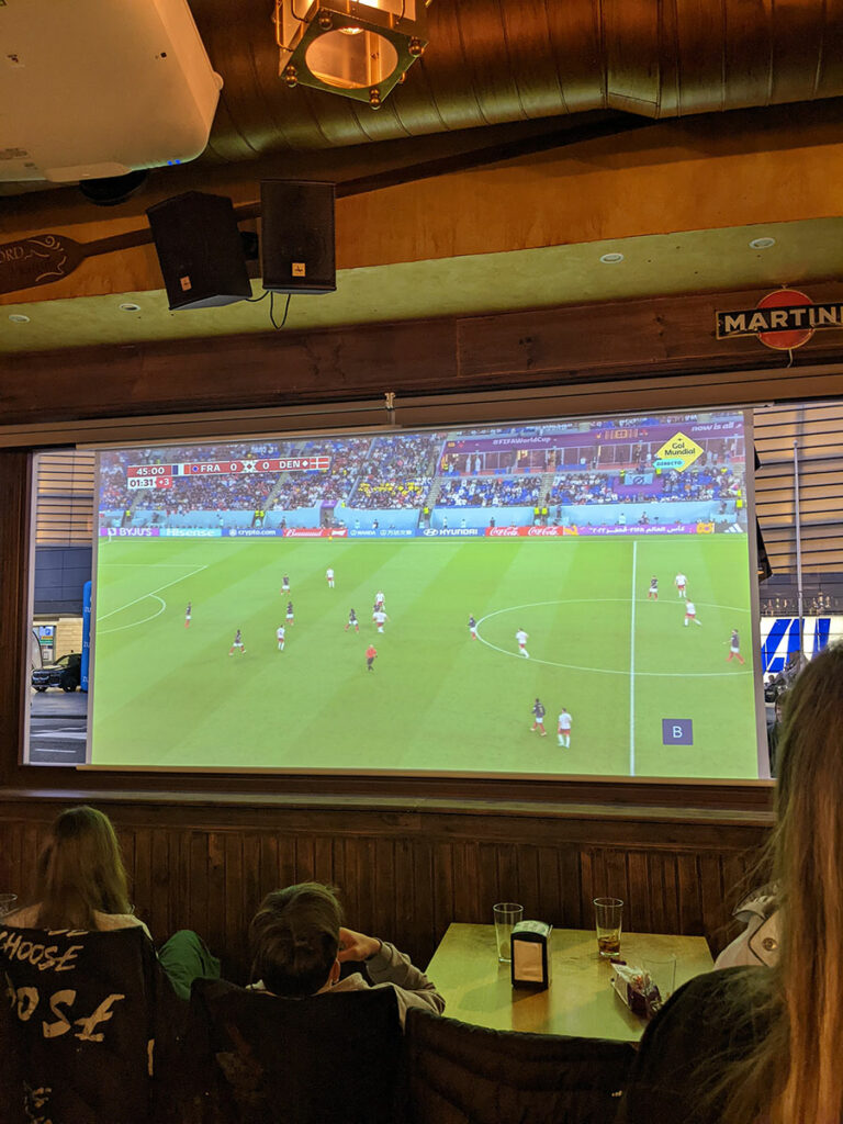 Picachilla bar pantalla grande en San Sebastián