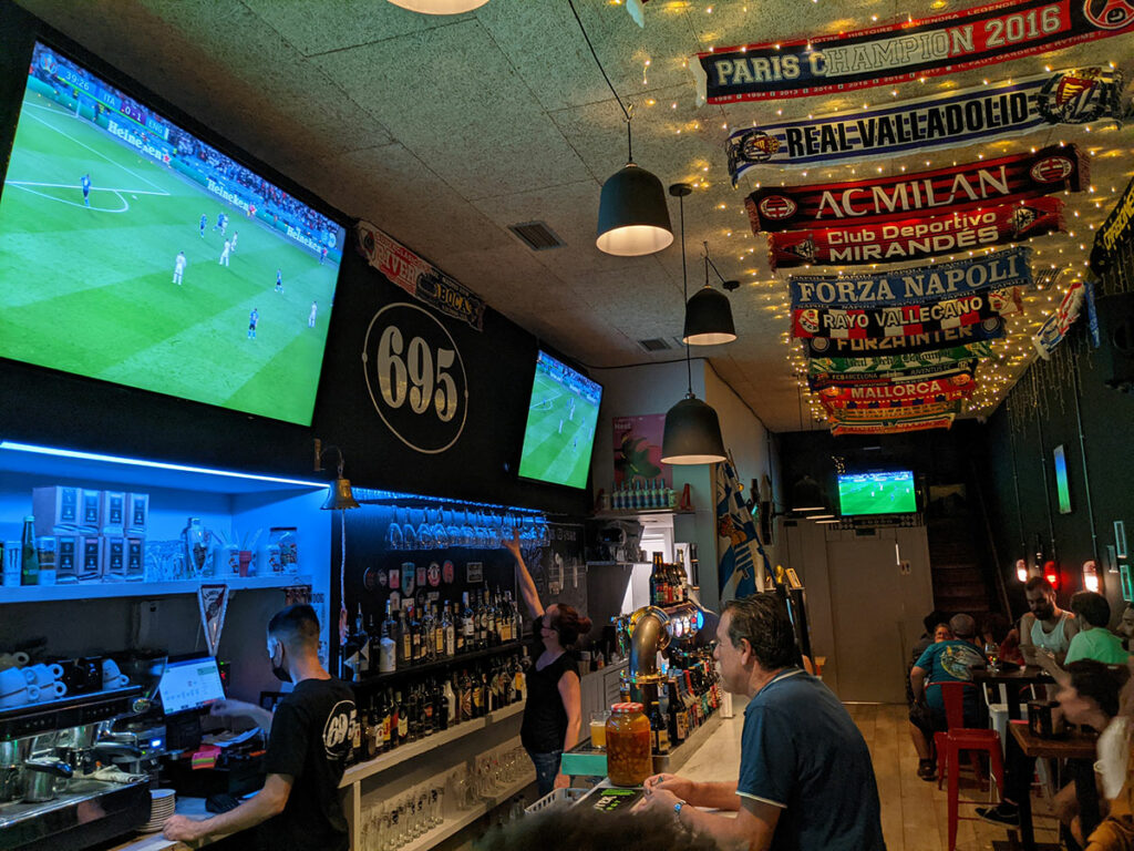 Interior del bar 695 en el gros de San Sebastián