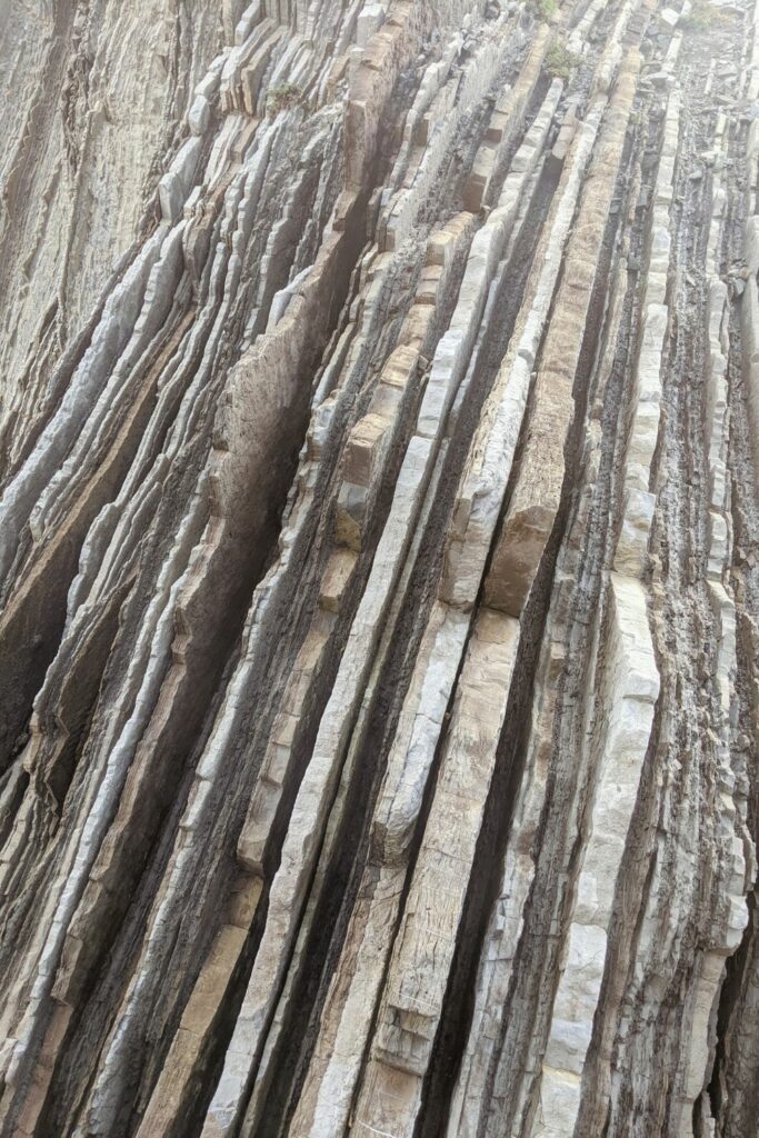 Primer plano de la formación rocosa del Flysch de Zumaia