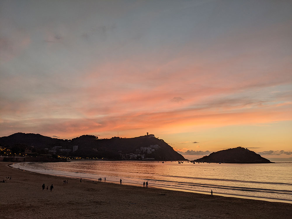 puesta de sol en la playa de la concha san sebastian
