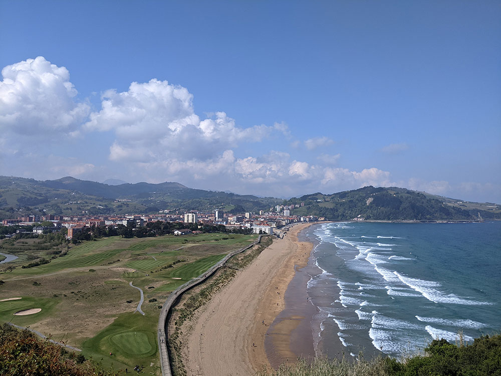 Vistas a la playa de Zarautz y al club de golf de Zarautz  