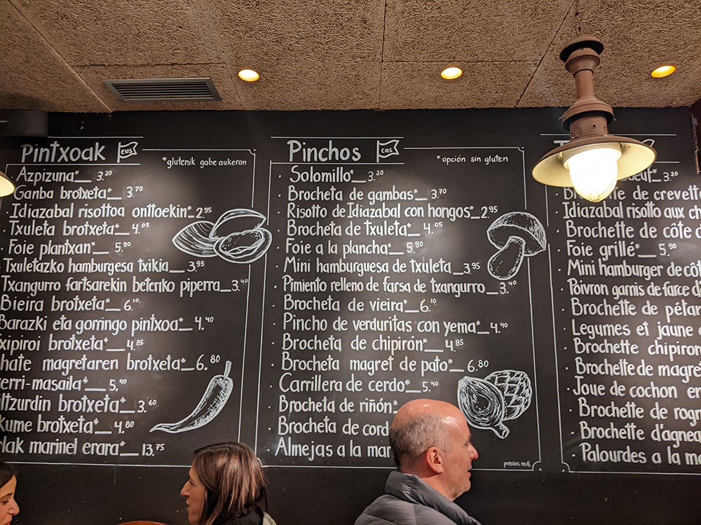 Cartel de pintxos en la Parte Vieja de Gandarias San Sebastián