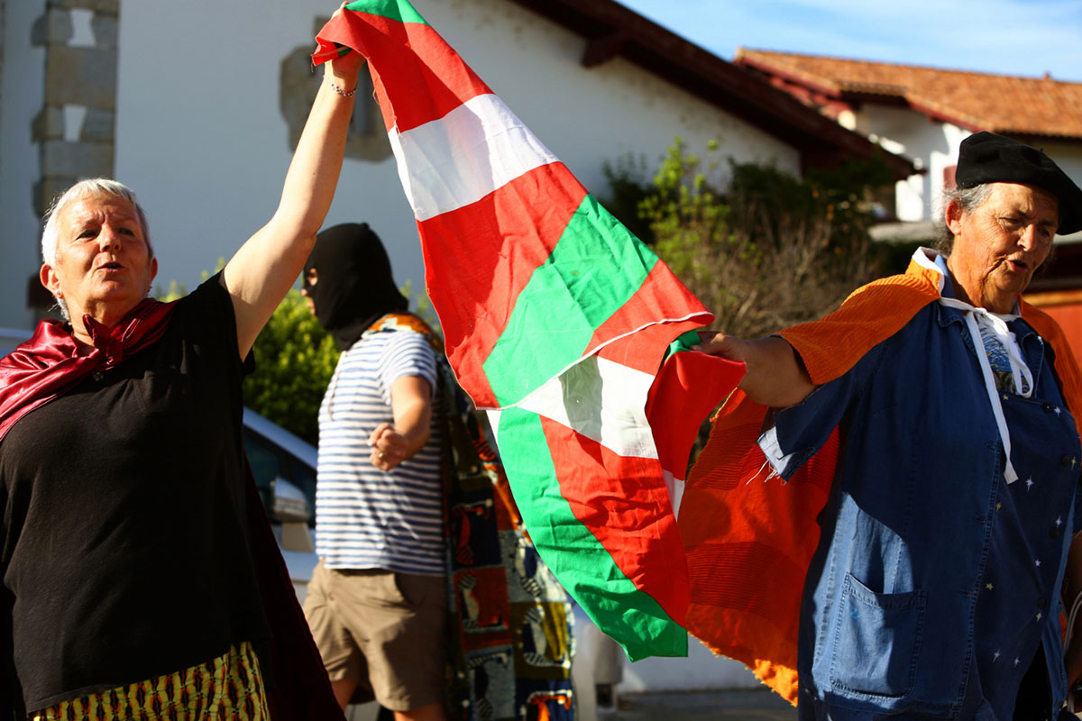 Couple holding the basque flag